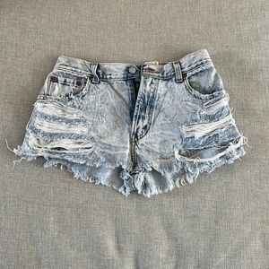 Levi’s distressed shorts. Size 6!